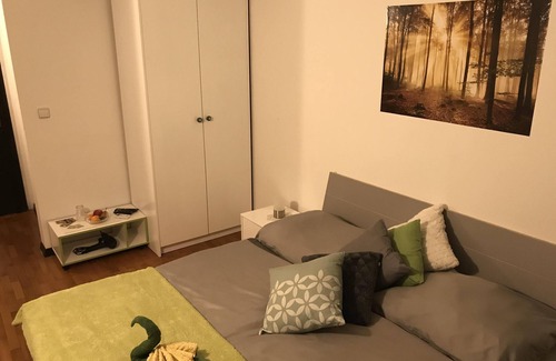 Ljubljana Cama Y Desayuno | Habitación meditativa con vista al bosque.