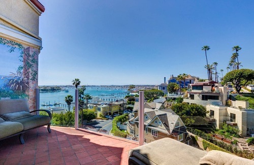 Corona del Mar Villa | Escape mediterráneo! Ideal para familias, vistas panorámicas desde los balcones, a pie de la playa