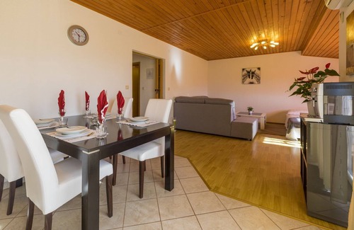Povile Apartamento | Piso mediterráneo a 470 metros de la playa con vistas al mar, cuna, barbacoa