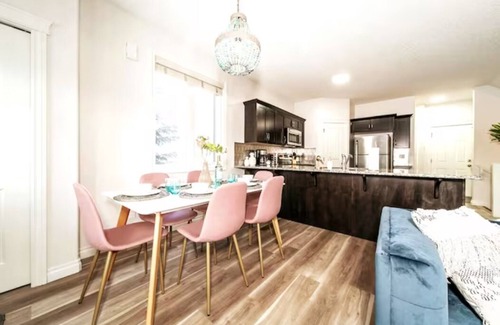 Northwest Edmonton Casa | ☆Mediterranean Retreat☆King Bed★Fireplace★Garage