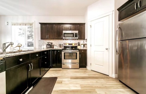 Northwest Edmonton Casa | ☆Mediterranean Retreat☆King Bed★Fireplace★Garage