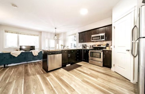 Northwest Edmonton Casa | ☆Mediterranean Retreat☆King Bed★Fireplace★Garage