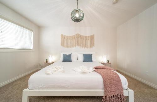 Northwest Edmonton Casa | Mediterranean Retreat - King Bed - Fireplace - Garage