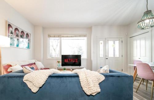 Northwest Edmonton Casa | Mediterranean Retreat - King Bed - Fireplace - Garage