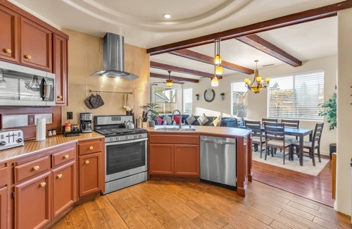 North Natomas Casa | Mediterranean Style Modern House - 5 mins From Airport & Downtown