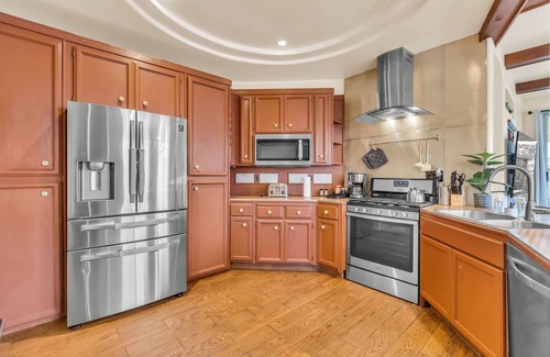 North Natomas Casa | Mediterranean Style Modern House - 5 mins From Airport & Downtown