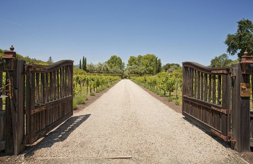St. Helena Villa | Retiro de viñedos de estilo mediterráneo bellamente renovado