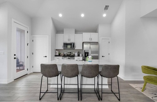 University Hills and Windsor Park Casa | Mega Sized Luxury - Up to 24 Ppl - Downtown Access