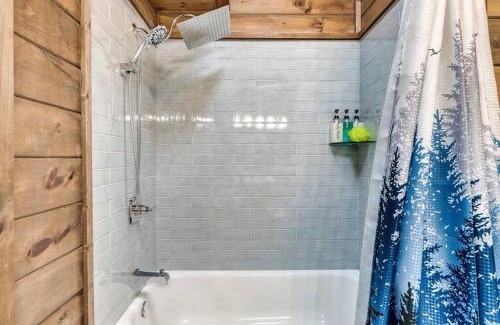Rocky Grove Casa | Mega Spa, Fire Pit, Views, sleep 18, Arcade, Karaoke, Gaming System