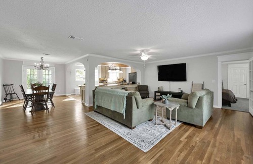 Conroe Casa | Mega space 5 bdrm/coffee/wifi/parking/smart TVs in bedroom