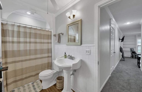 Conroe Casa | Mega space 5 bdrm/coffee/wifi/parking/smart TVs in bedroom