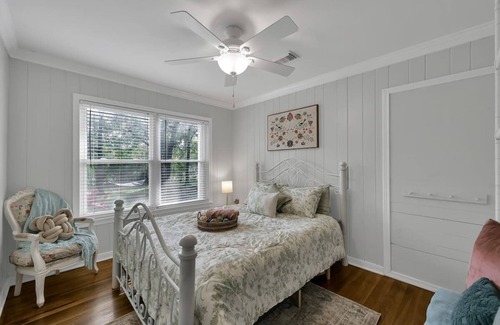 Conroe Casa | Mega space 5 bdrm/coffee/wifi/parking/smart TVs in bedroom