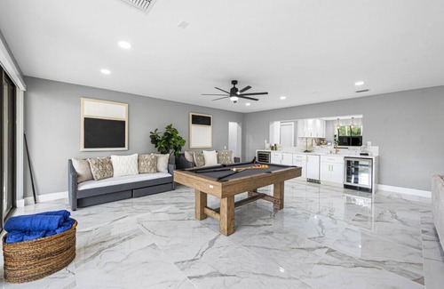 Riverside Park Apartamento | Mega-Yacht Showcase Villa with Pool Table/Marble