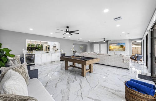 Riverside Park Apartamento | Mega-Yacht Showcase Villa with Pool Table/Marble