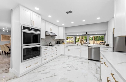 Riverside Park Apartamento | Mega-Yacht Showcase Villa with Pool Table/Marble