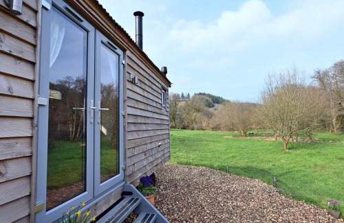 Carmarthen Cabina | Meidrim Meadows luxury shepherd's hut
