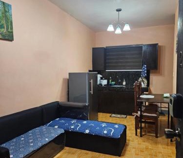 Batangas City Apartamento | Mel's Place Batangas Unit 2 Two Bedroom House w Free Parking WIFI Smart TV Netflix Hot & Cold Shower