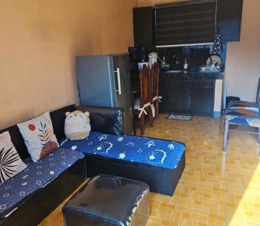 Batangas City Apartamento | Mel's Place Batangas Unit 2 Two Bedroom House w Free Parking WIFI Smart TV Netflix Hot & Cold Shower