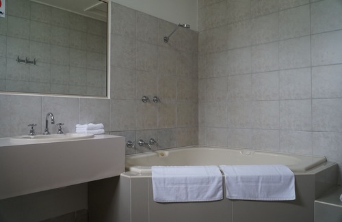 Beaconsfield Hotel | Melaleuca Lodge