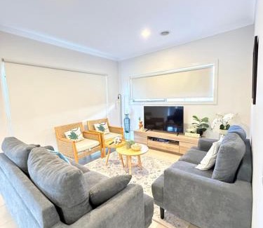 Point Cook Casa | Melbourne holiday house for 15 peoples in Sanctuary Lake