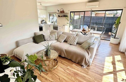 Oak Park Casa | Melbourne home, close to Airport & Train Station