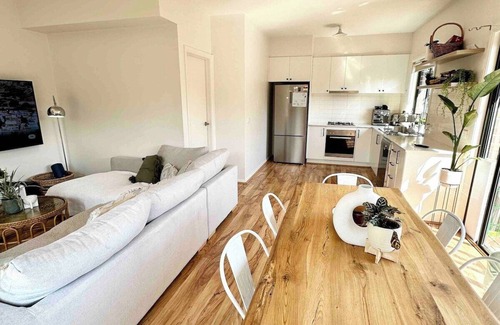 Oak Park Casa | Melbourne home, close to Airport & Train Station