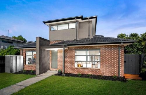 Oak Park Casa | Melbourne home close to Airport & Train Station