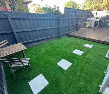 Oak Park Casa | Melbourne home close to Airport & Train Station