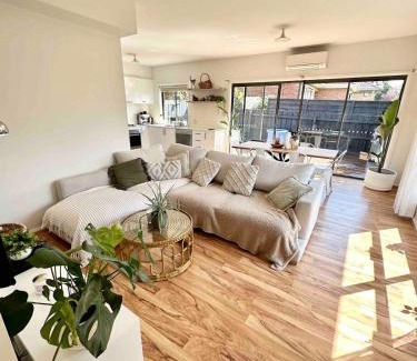 Oak Park Casa | Melbourne home close to Airport & Train Station