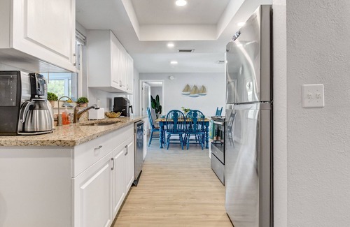 Melbourne Casa | Melbourne home w/King beds, HEATED Pool, 10 mins to the beach and near USSSA!