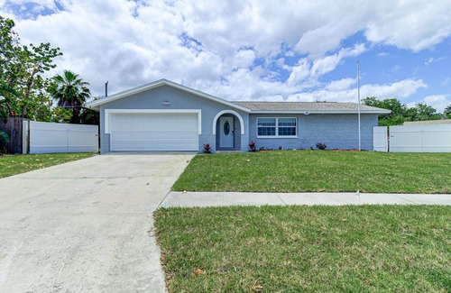Melbourne Casa | Melbourne home w/King beds, HEATED Pool, 10 mins to the beach and near USSSA!