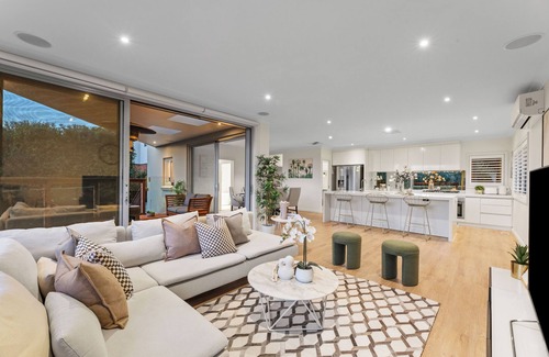 Ashwood Casa | Melbourne Spacious 4-bedroom Poolside comfort for the whole family