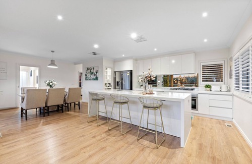 Ashwood Casa | Melbourne Spacious 4-bedroom Poolside comfort for the whole family