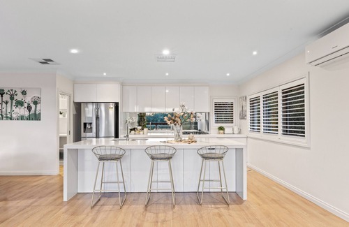 Ashwood Casa | Melbourne Spacious 4-bedroom Poolside comfort for the whole family