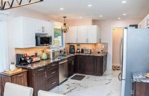 Wasaga Beach Casa | Melittas Riverfront villa King Bed Sauna Game Room