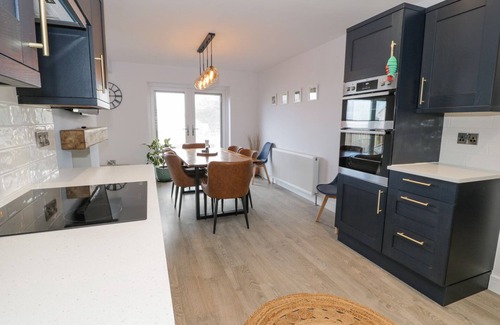 Cemaes Bay Cabaña | MELODY, pet friendly, country holiday cottage in Cemaes Bay