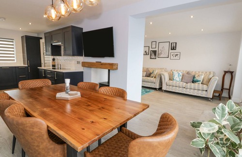 Cemaes Bay Cabaña | MELODY, pet friendly, country holiday cottage in Cemaes Bay