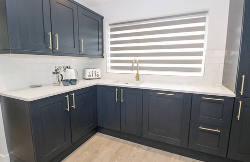 Cemaes Bay Cabaña | MELODY, pet friendly, country holiday cottage in Cemaes Bay