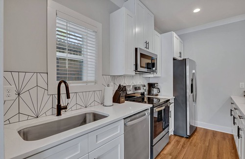 Historic Waverly Casa | Melrose Mezzo - 5 mins to Broadway - Rooftop