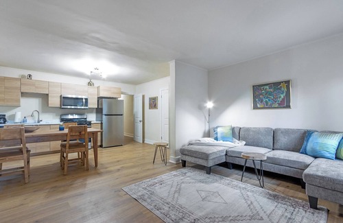 Melrose Apartamento | Melrose Village Charmer. Walk to world famous shopping and restaurants.
