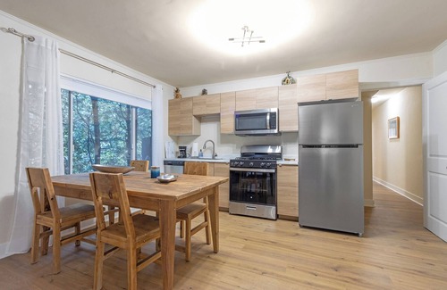 Melrose Apartamento | Melrose Village Charmer. Walk to world famous shopping and restaurants.
