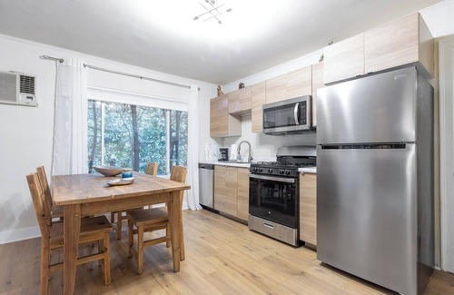 Melrose Apartamento | Melrose Village Charmer. Walk to world famous shopping and restaurants.