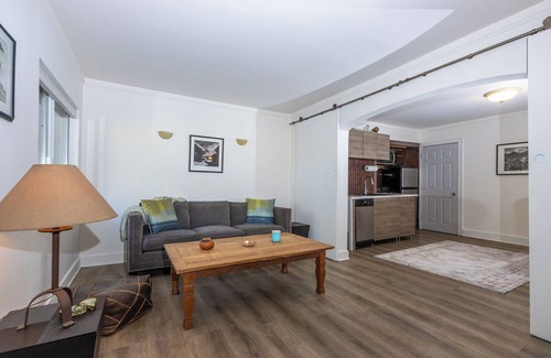 Melrose Apartamento | Melrose Village - Walk to world famous shopping and dining.