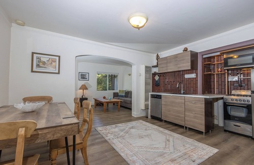 Melrose Apartamento | Melrose Village - Walk to world famous shopping and dining.