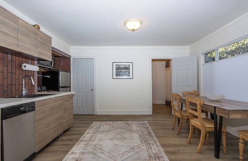 Melrose Apartamento | Melrose Village - Walk to world famous shopping and dining.