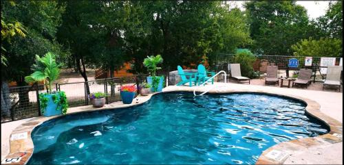 Pipe Creek Casa | Memorable Family Vacations in this Charming Log Cabin Rental in Texas State