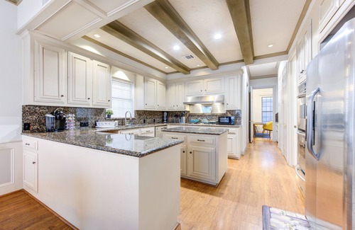 Houston Casa | Memorial Med Ctr/Galleria/Rice: Spacious 5 Bdrm Pool Theatre