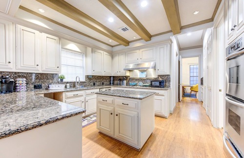 Houston Casa | Memorial Med Ctr/Galleria/Rice: Spacious 5 Bdrm Pool Theatre