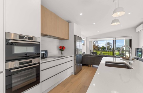 Tauranga Cabaña | Memorial View - Tauranga Holiday Home
