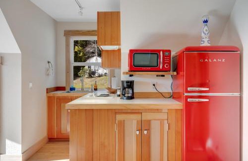 Little River Casa | Mendocino Redwood Retreat - Sunrise Cottage
